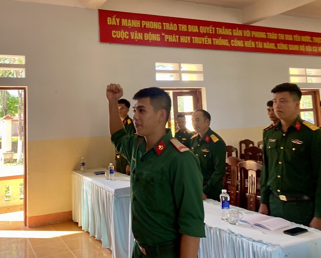 Chi bộ Đại đội Bộ binh 2 - Đảng bộ Quân sự huyện tổ chức kết nạp đảng viên